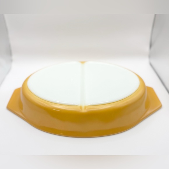 Vintage 1970s Pyrex Butterfly Gold Oval Divided Dish 1.5 Quarts 063 (No Lid) - Picture 6 of 11